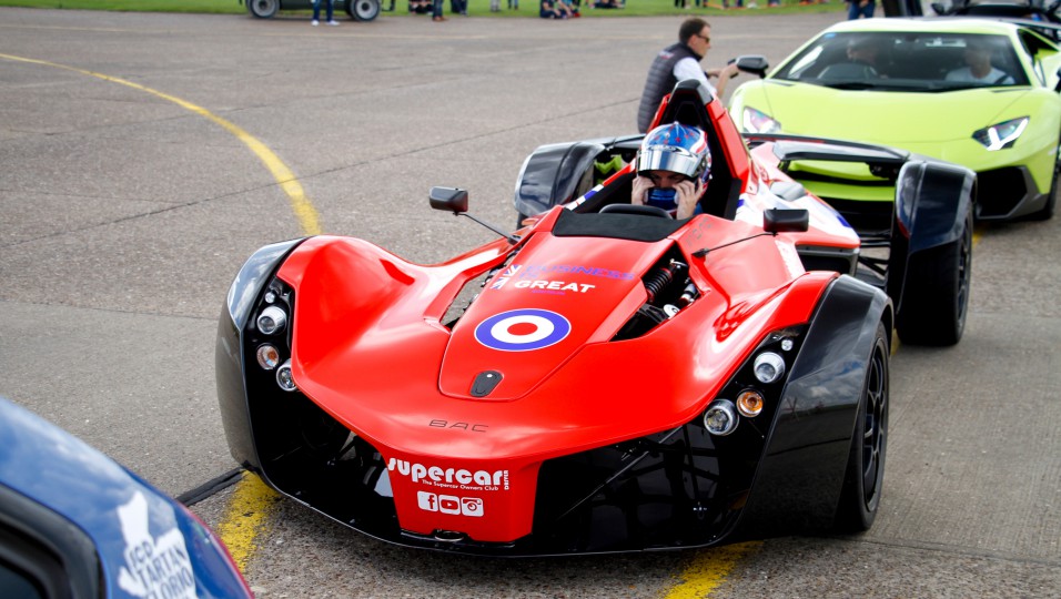 mono infront of other supercars