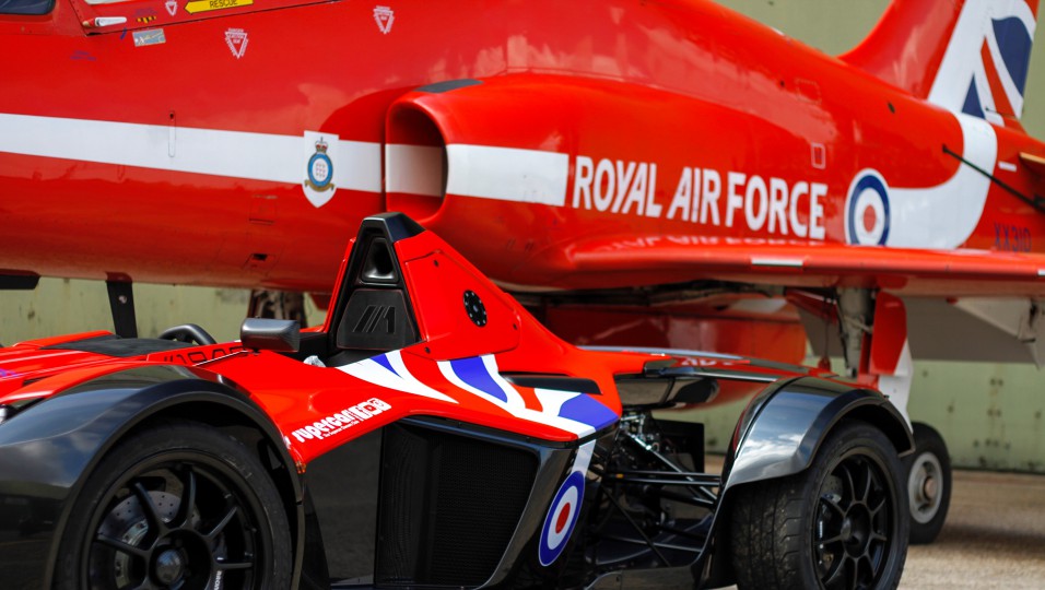mono alongisde red arrow jet